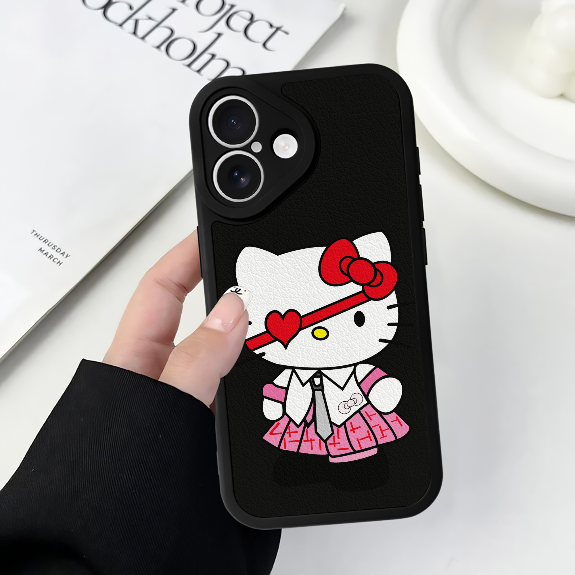 （画像用） Hello Kitty ハローキティ 【iPhone 16シリーズ対応】シリコンスマホケース（レザー調） 材質：シリコン